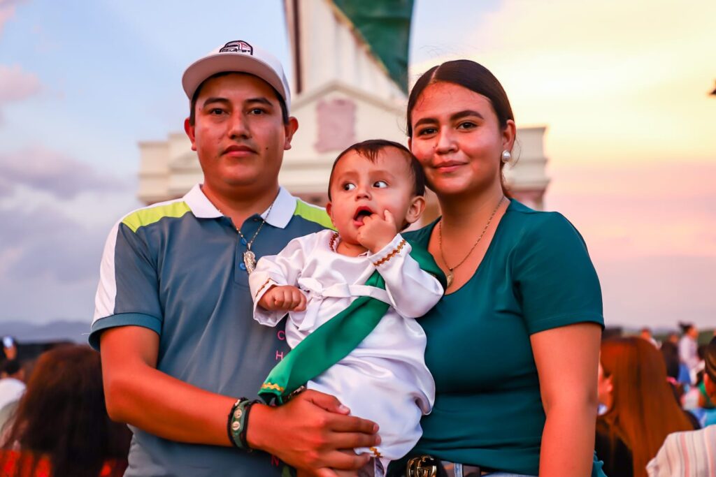 Familia asistente a la inauguración del parque Mirador