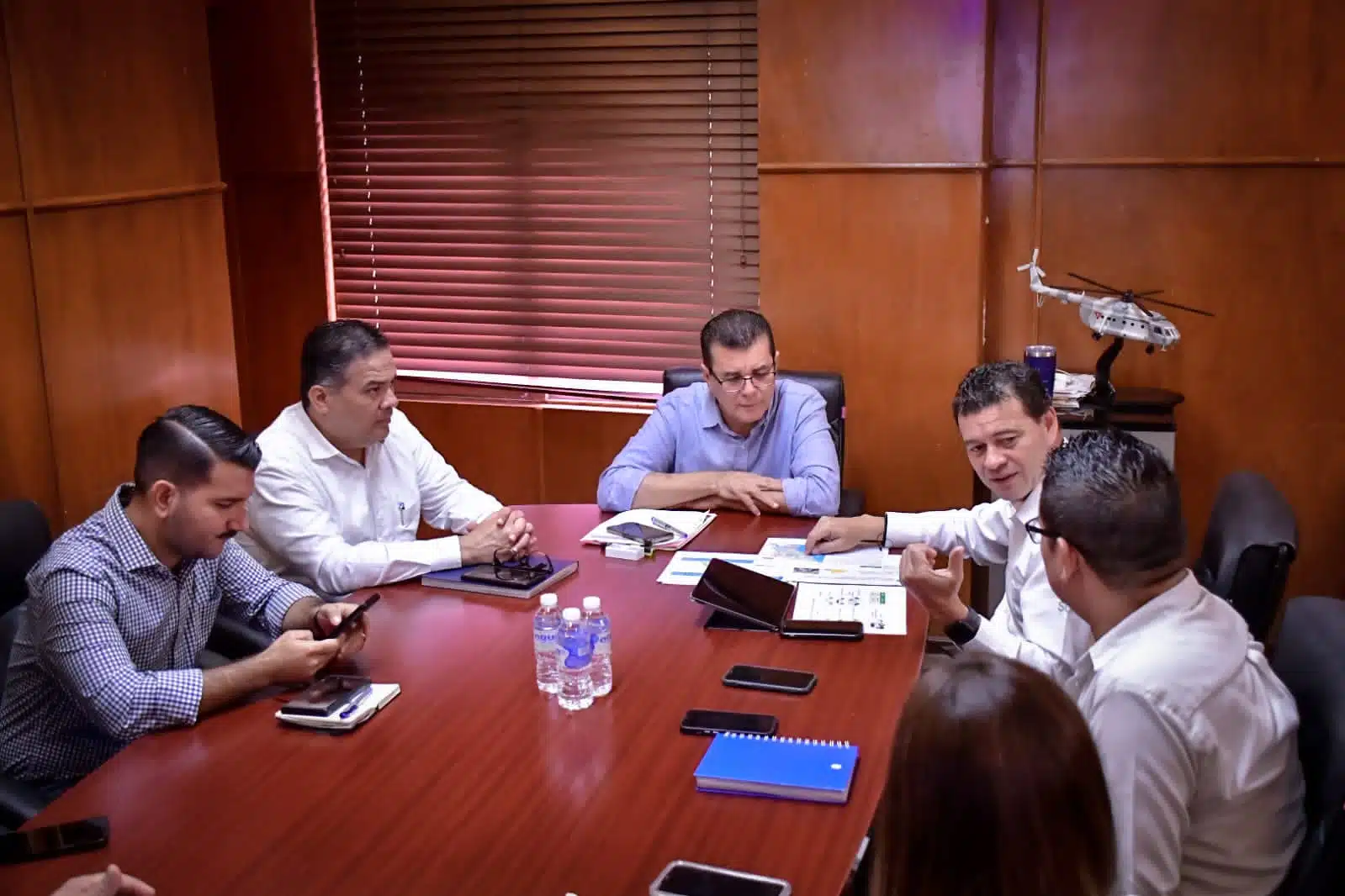 Alcalde de Mazatlán en reunión con el gerente de CFE, división de distribución Noroeste, Hugo Martínez Lendechy