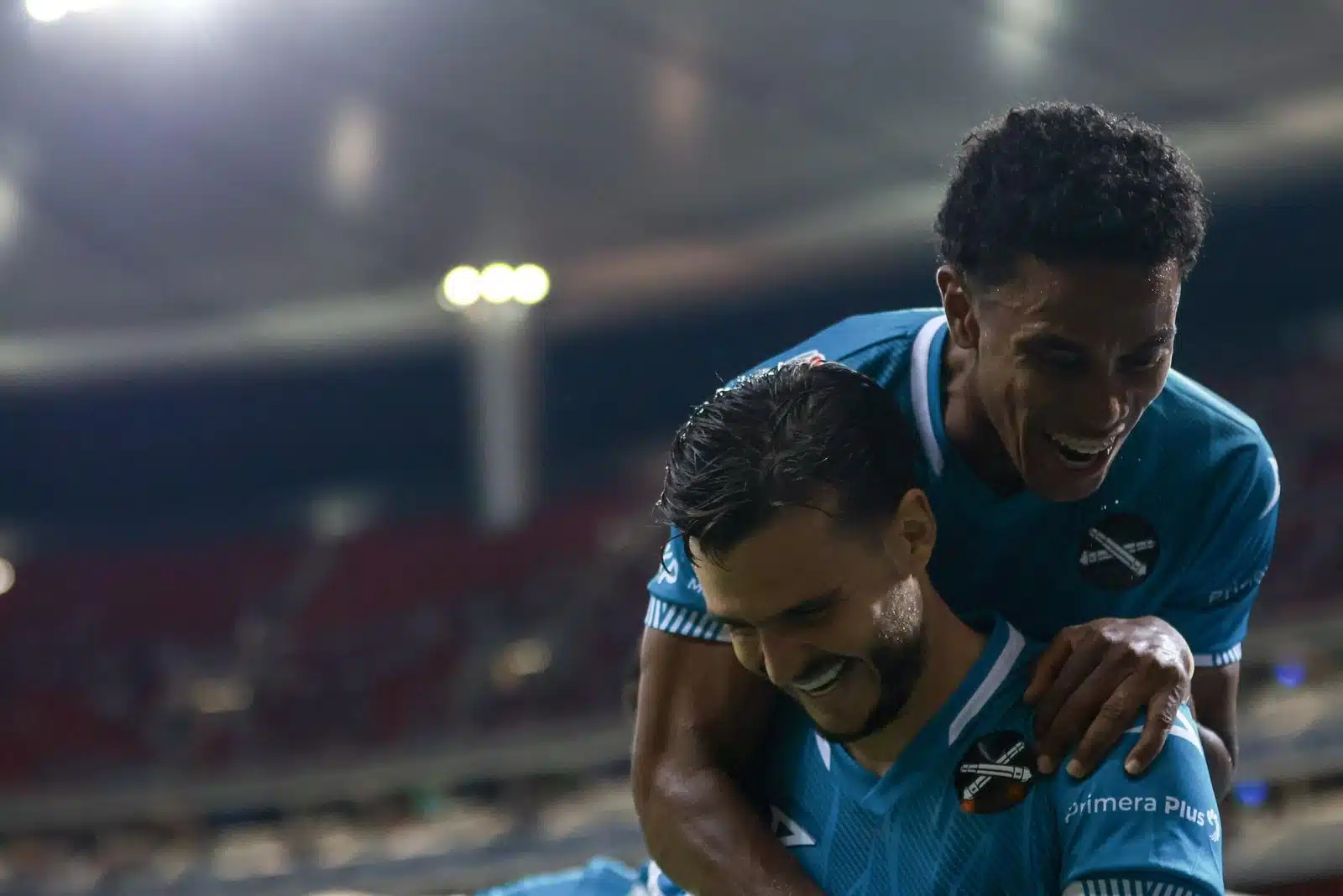 Jugadores de Mazatlán FC festejando la victoria