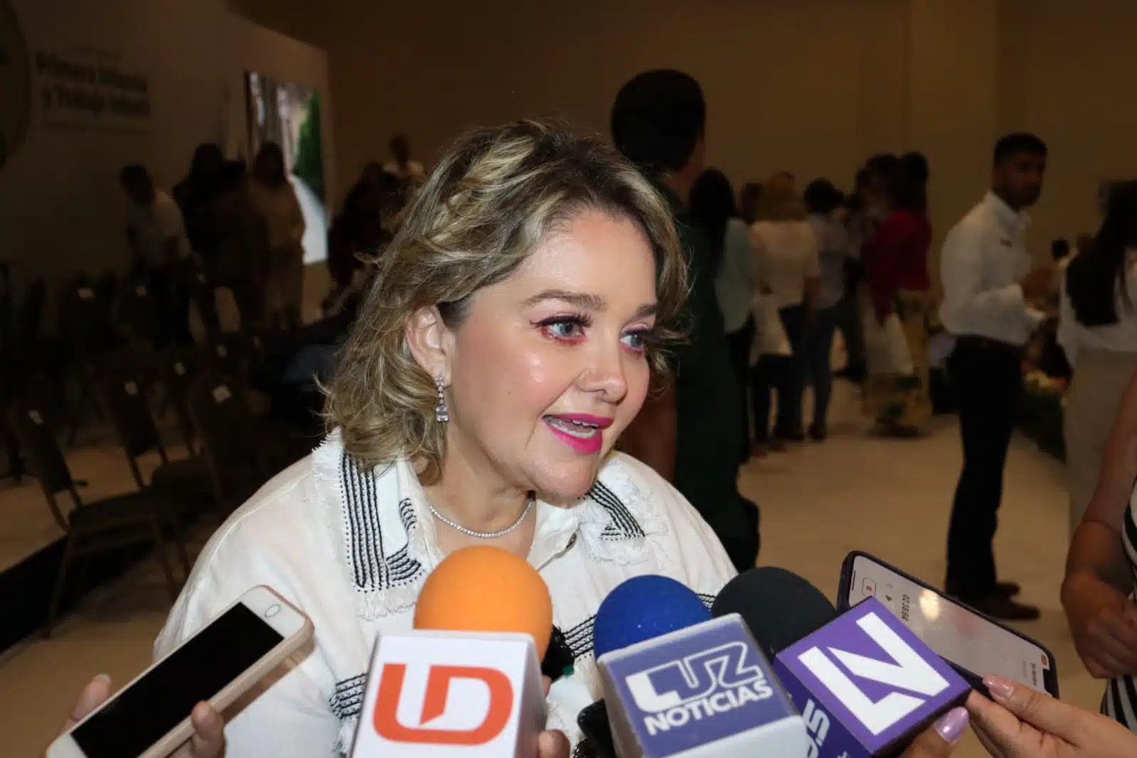 Eneyda Rocha Ruiz entrevistada en Mazatlán