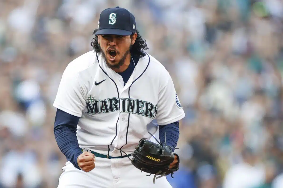 Andrés Muñoz celebra un out con los Marineros de Seattle en MLB