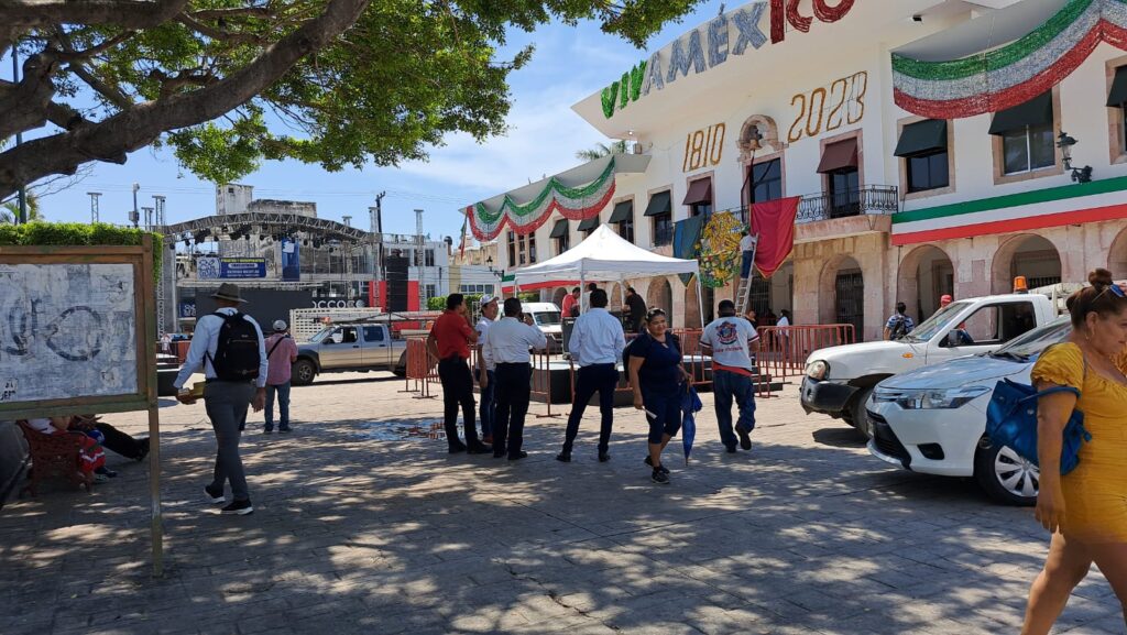 personal del ayuntamiento de mazatlán se alistan para dar el grito de independencia.
