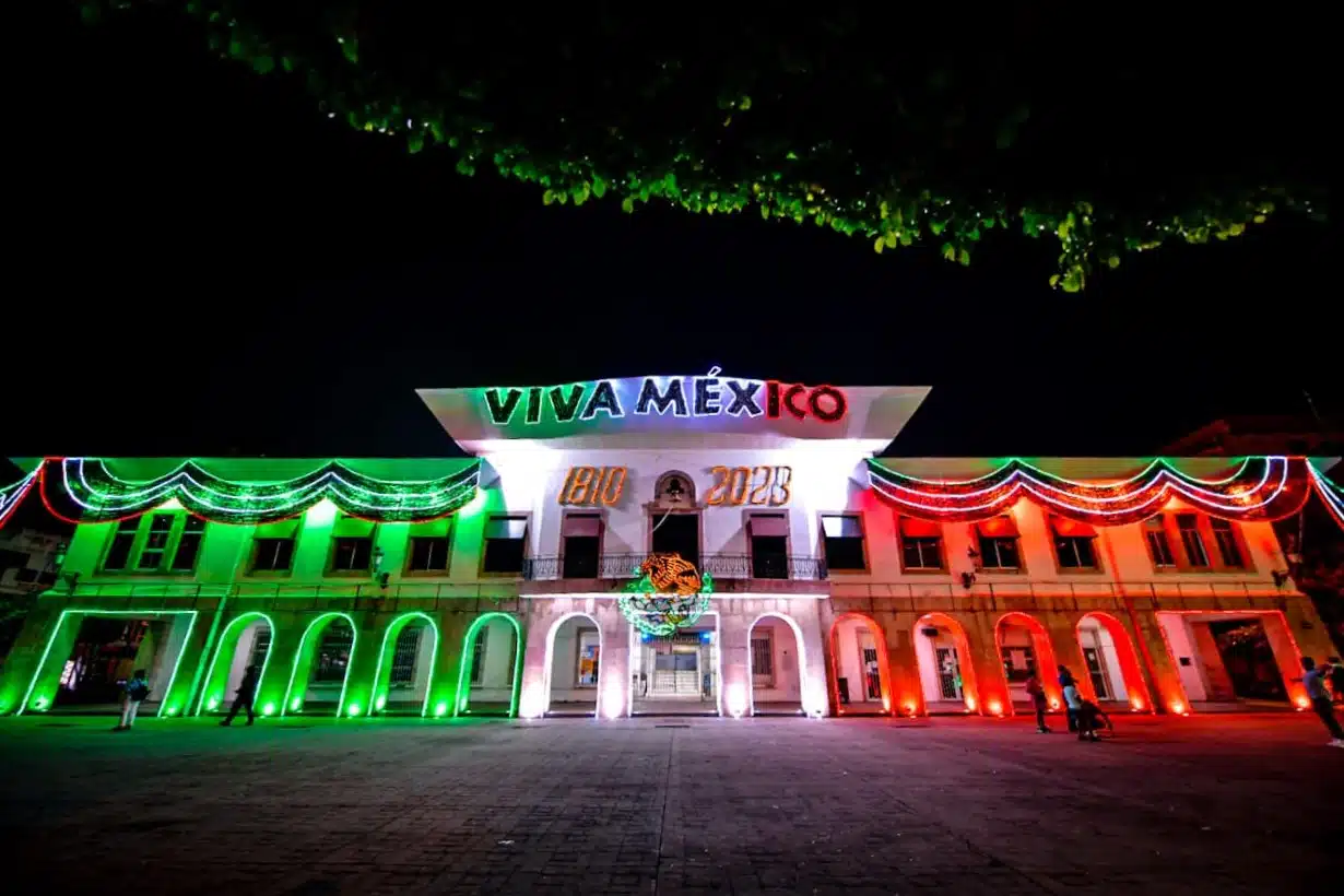 Palacio municipal de Mazatlán decorado con luces y arreglos mexicanos por el Día de Independencia