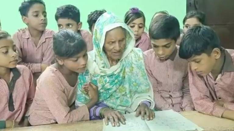 A sus 92 años de edad acude a la escuela porque quiere aprender a leer