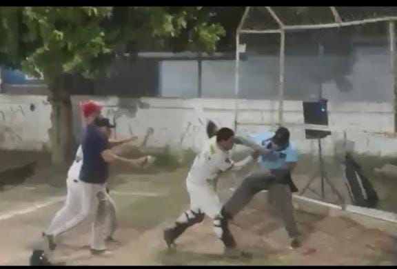 Momento del golpe al ampáyer Eduardo Rivera Campas en Liga de Softbol Álamos II en Ahome