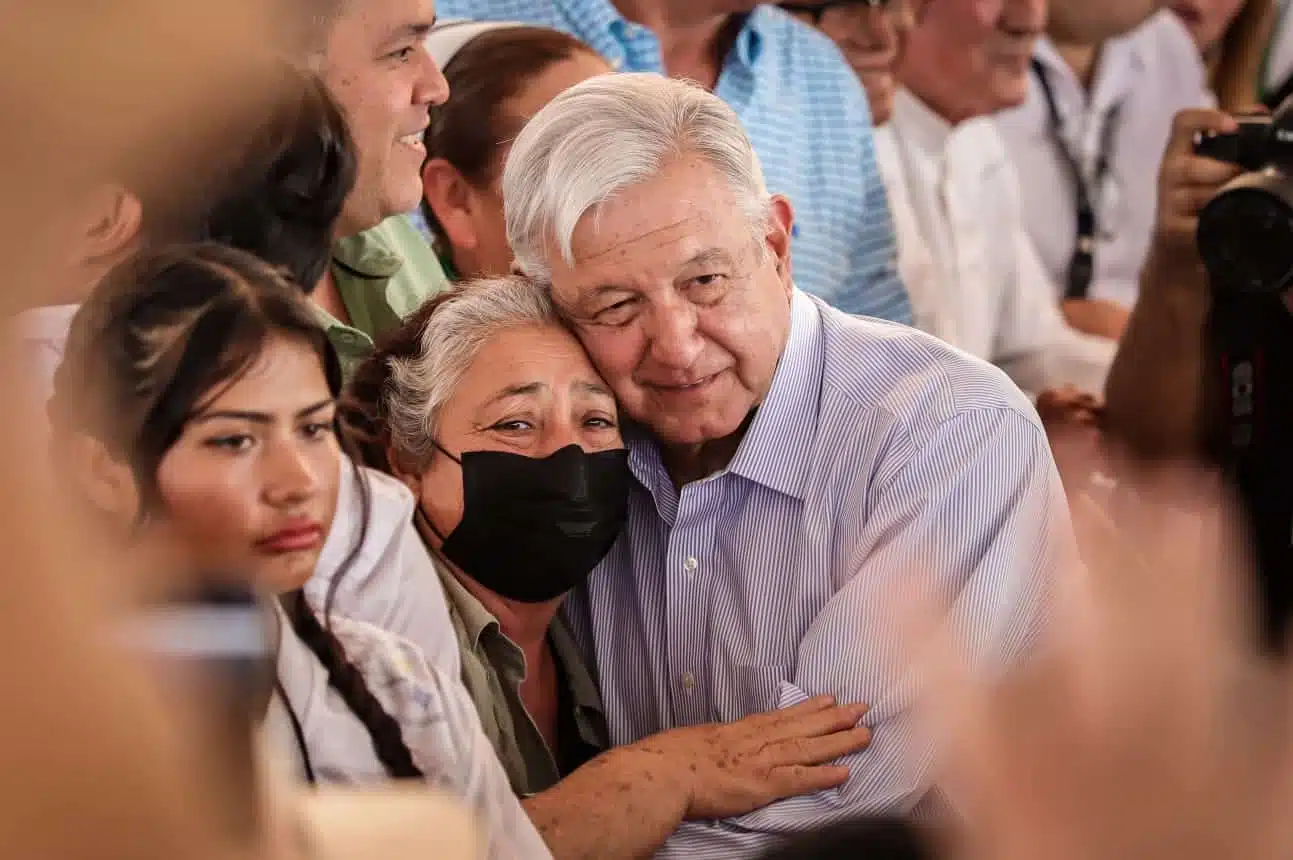 Andrés Manuel López Obrador abrazando a mujer