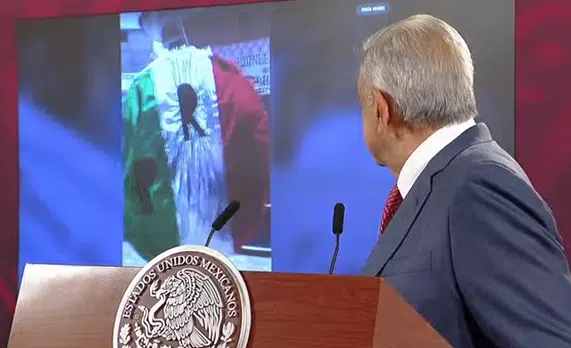 AMLO viendo video de Xóchitl Gálvez