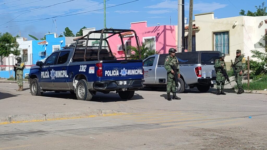 Militares y policías resguardan alrededor de la casa donde una pareja fue atacada a navajazos en Mazatlán,