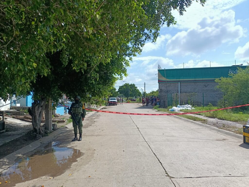 Área acordonada donde una pareja fue atacada a navajazos en Mazatlán