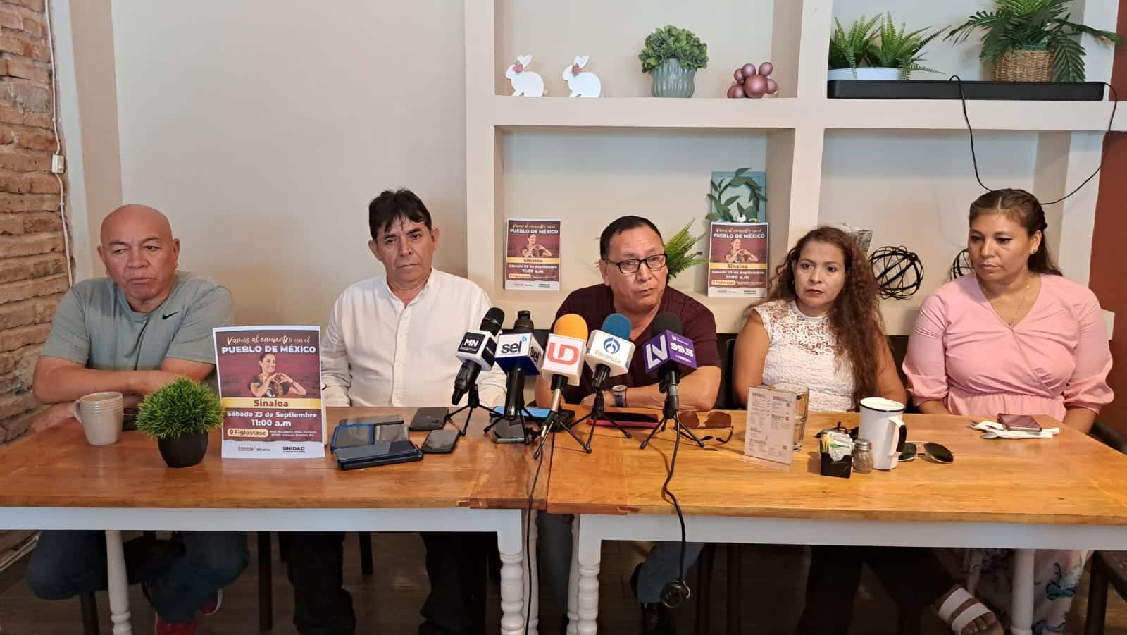 Integrantes de Académicos y Ciudadanos con Claudia dan rueda de prensa