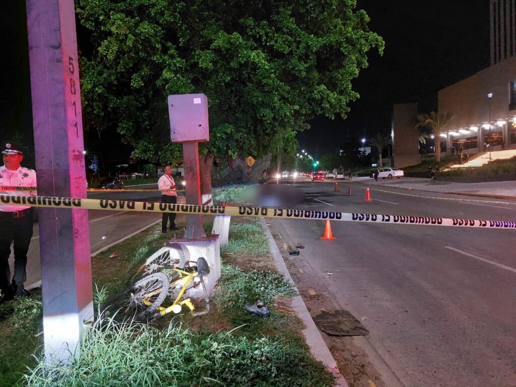 Área rodeada de cinta amarilla, bicicleta en el suelo