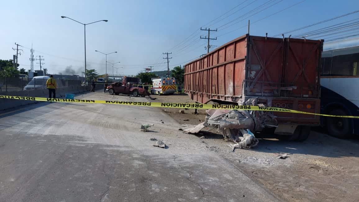 Auto chocado con caja de tráiler