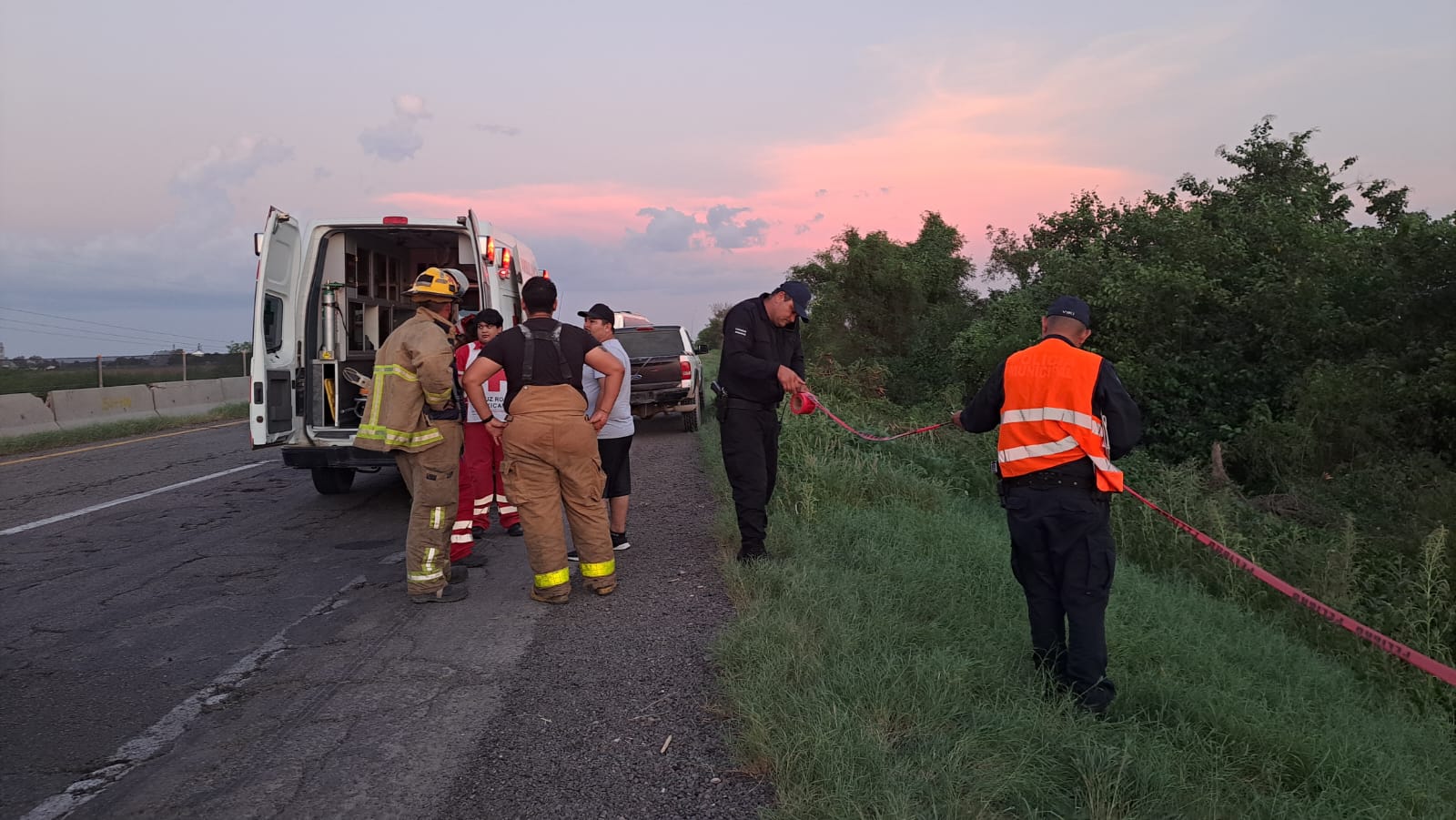 Ambulancia y bomberos en el lugar del accidente