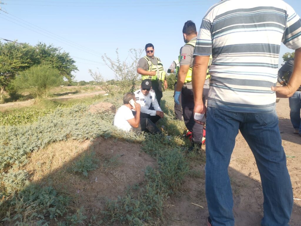 Lesionado sentado en suelo con socorristas y personas alrededor