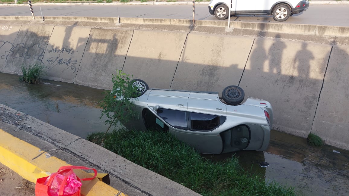 Volcadura de auto en canal