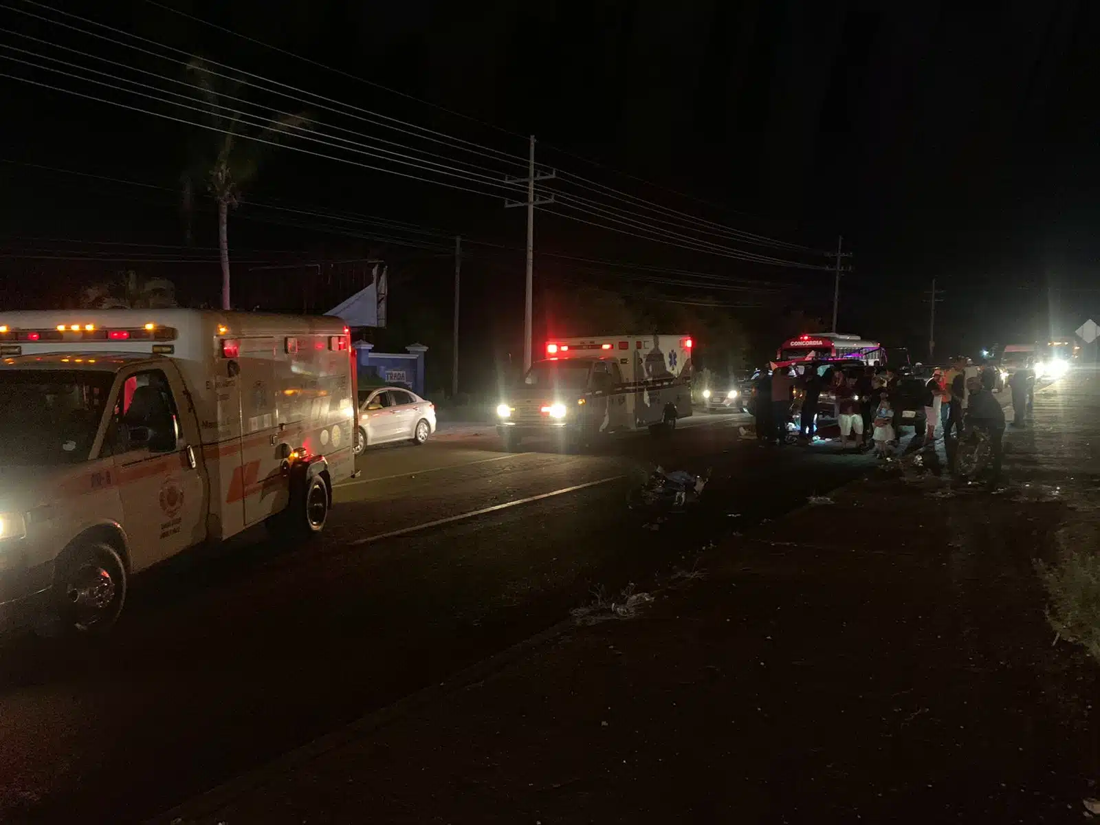 Ambulancia y al fondo accidente