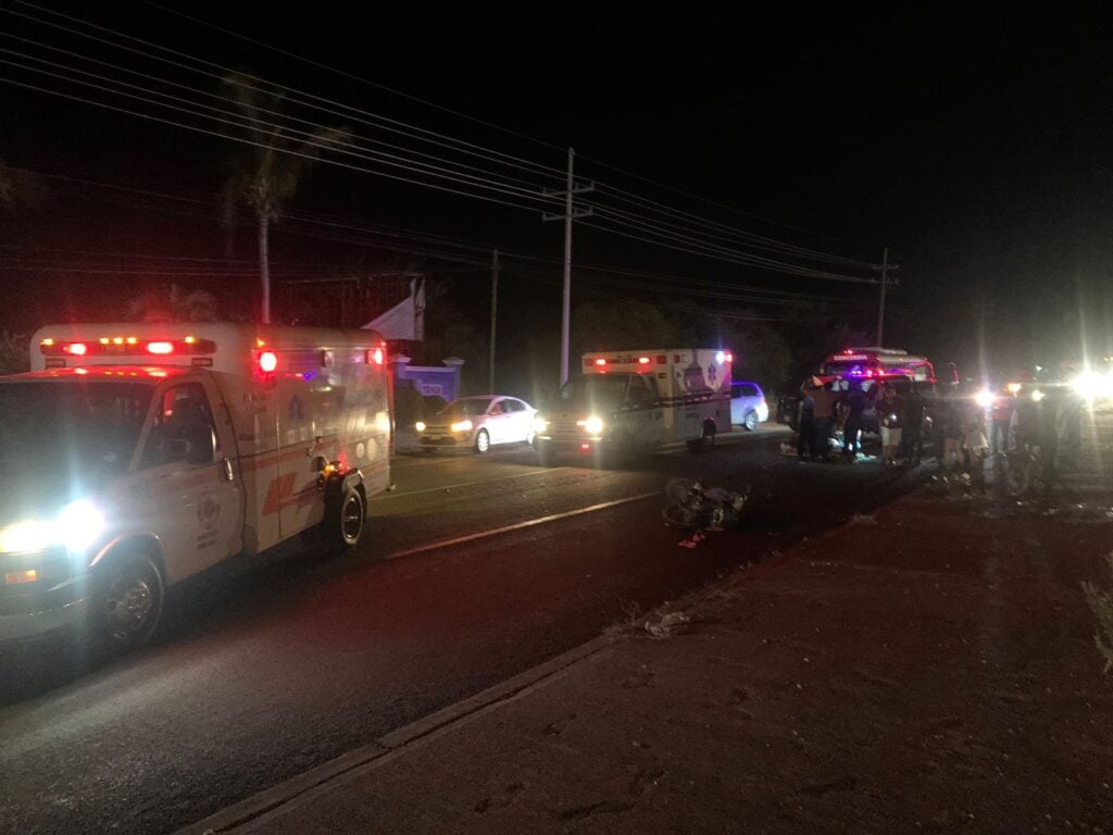 Ambulancia y al fondo accidente