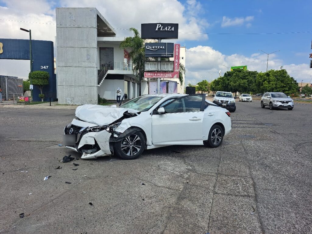 Carro chocado de la parte del frente