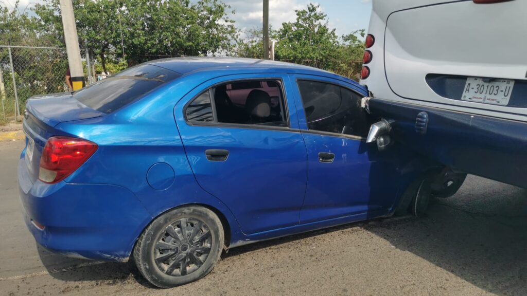 Carro chocado contra un camión