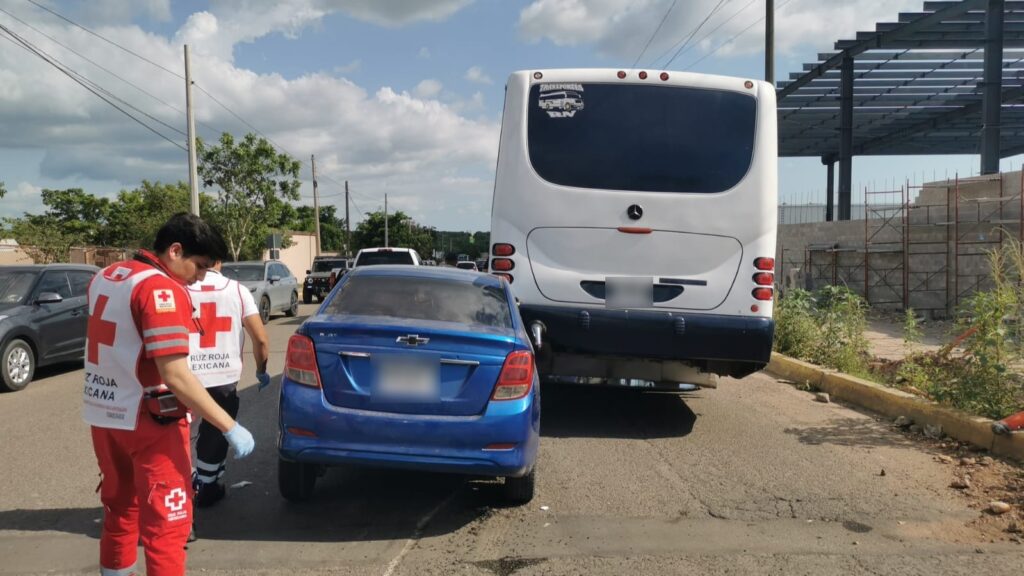 Carro choca contra un camión