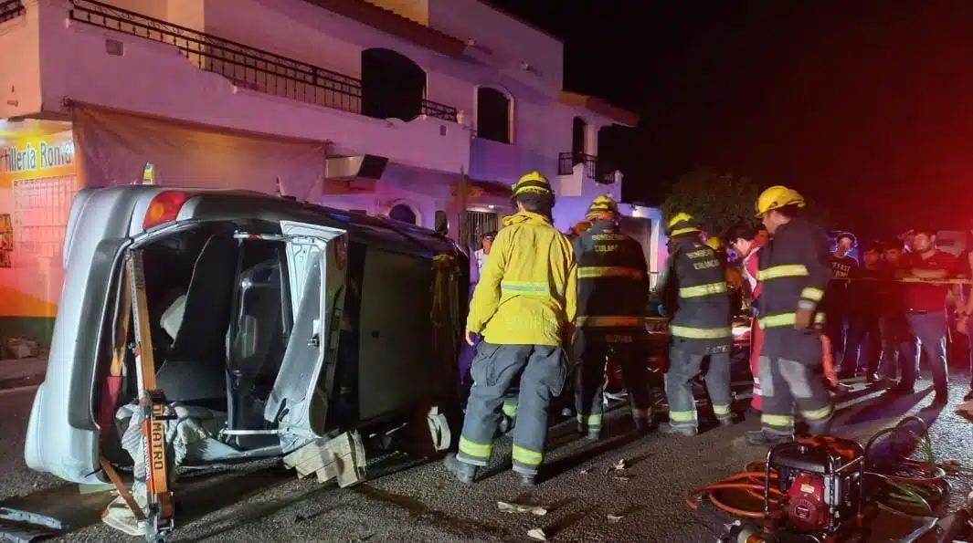 Bomberos de Culiacán en labores de rescate de un hombre prensado en su auto tras chocar y volcar