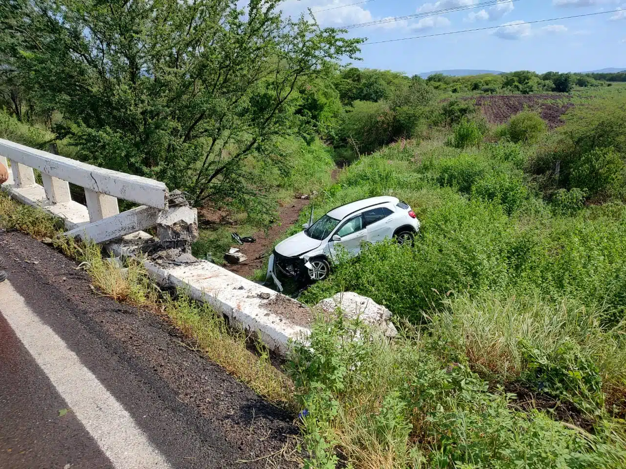 La camioneta Mercedes Benz terminó a un costado de la carretera México 15.