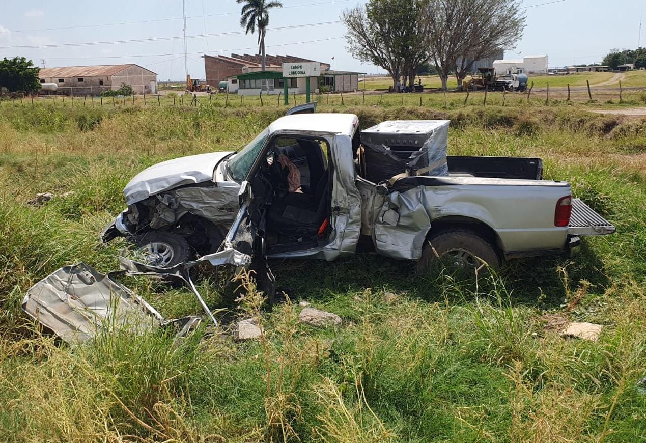 La camioneta fue sacada de la carretera federal y quedó casi destrozada.