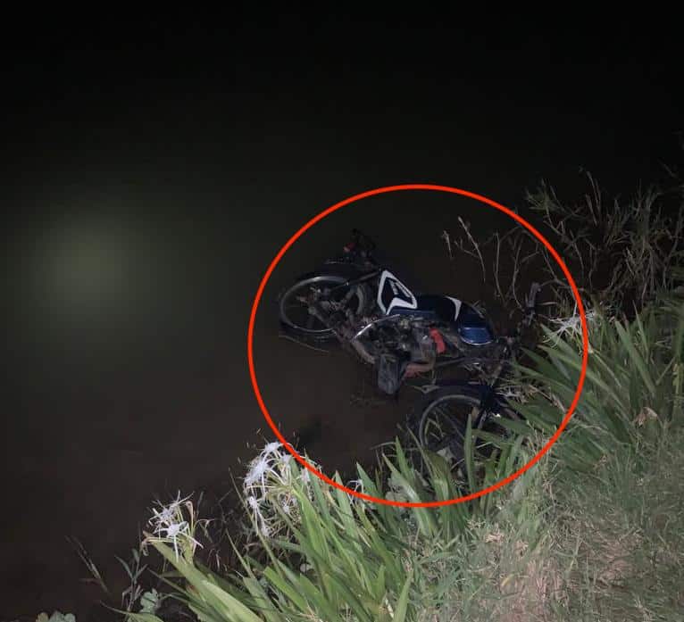 Circulo rojo encerrando la motocicleta que está adentro de un canal con agua