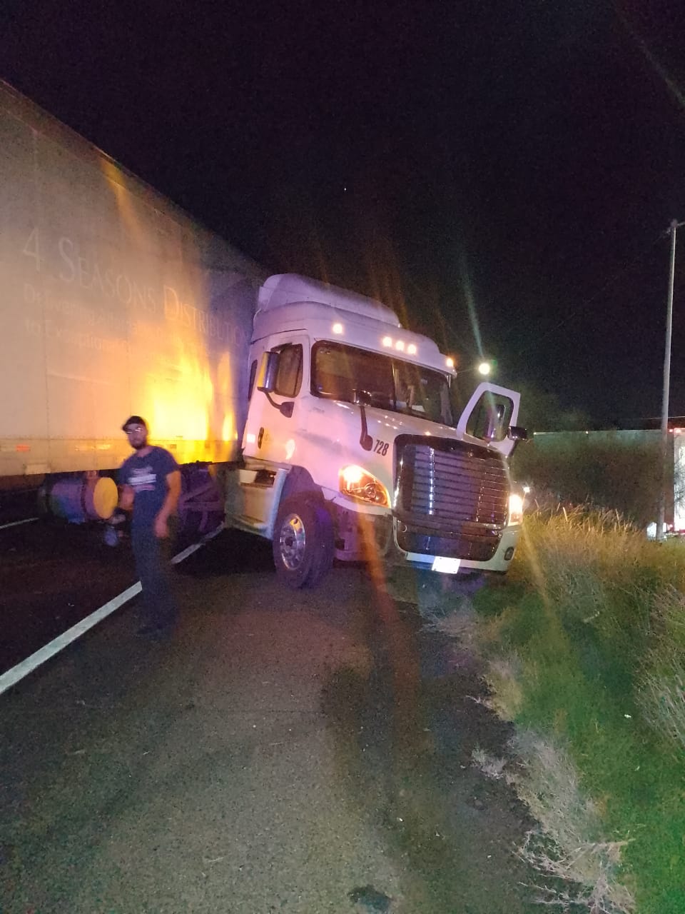 Tráiler atravesado por la carretera México 15 en Guasave tras chocar