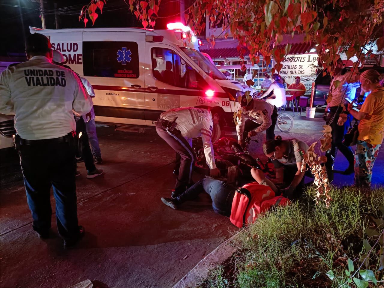 La lesionada requirió ser trasladada a un hospital de la ciudad para recibir atención médica.