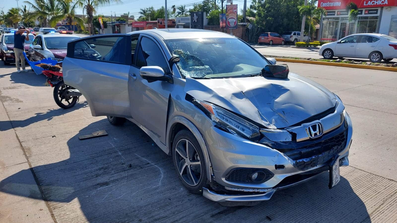Una camioneta gris chocada de frente