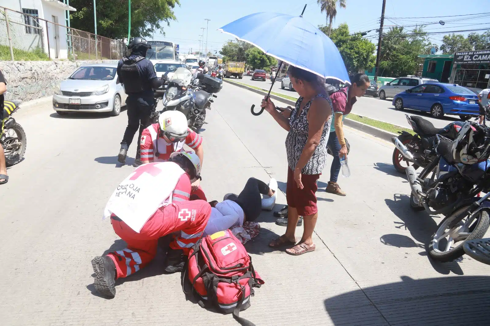 Paramédicos Cruz Roja Mazatlán acudieron al lugar para dar las atenciones a la conductora