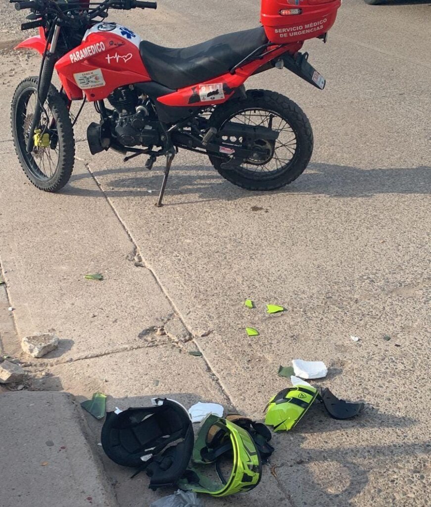Una motocicleta y un casco quebrado