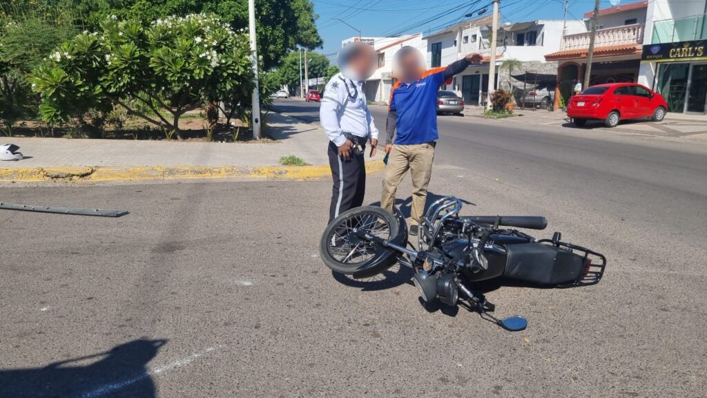 2 personas y una motocicleta sobre el pavimento