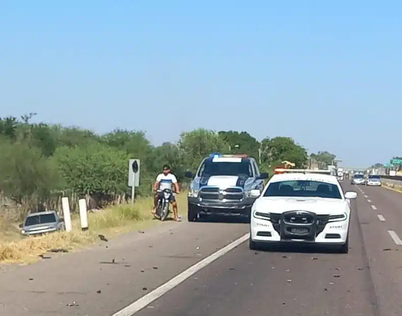 Una camioneta de la policía municipal, un carro de la Guardia Nacional y un motociclista