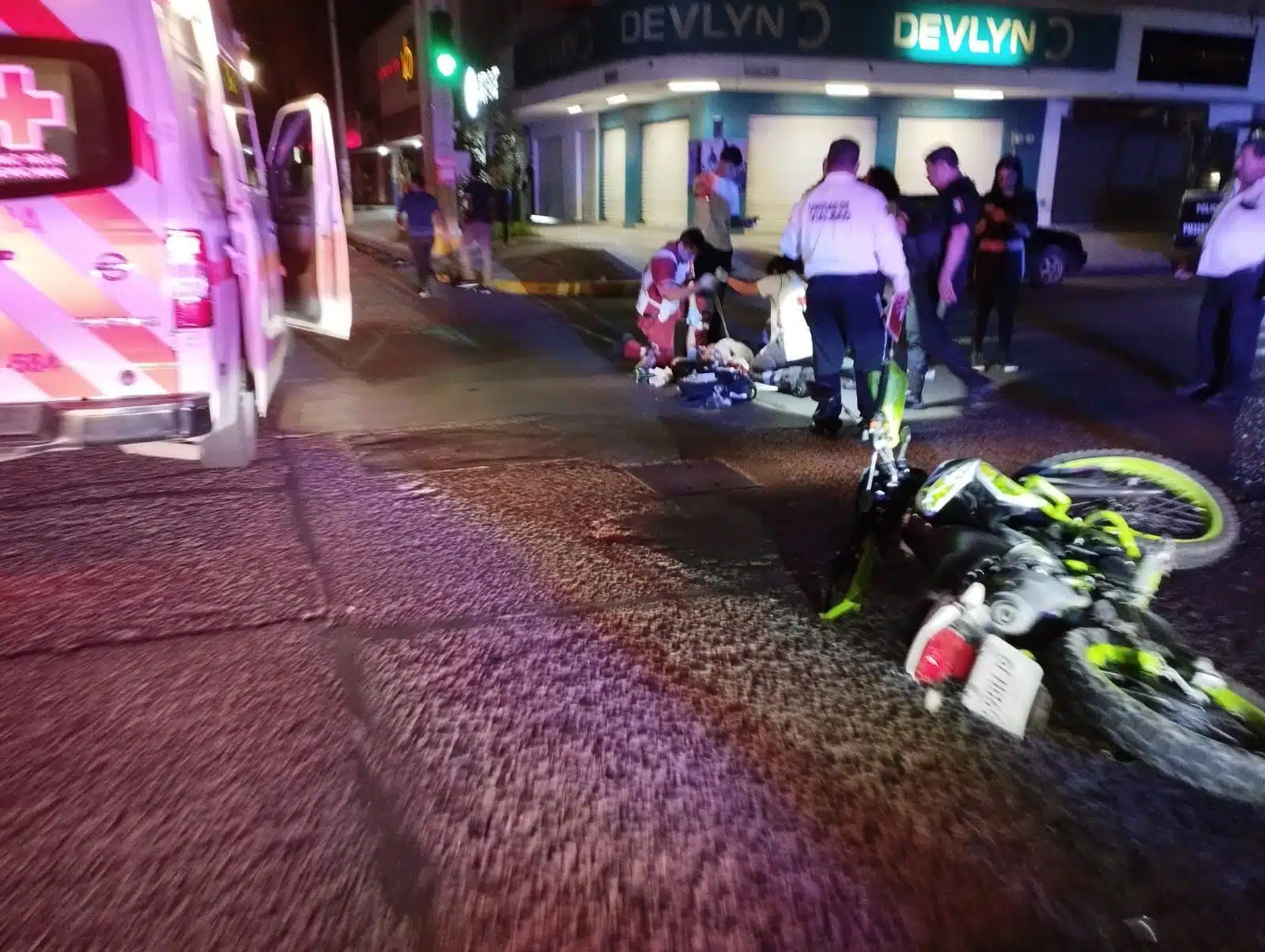 Accidente de noche en el Centro de Los Mochis