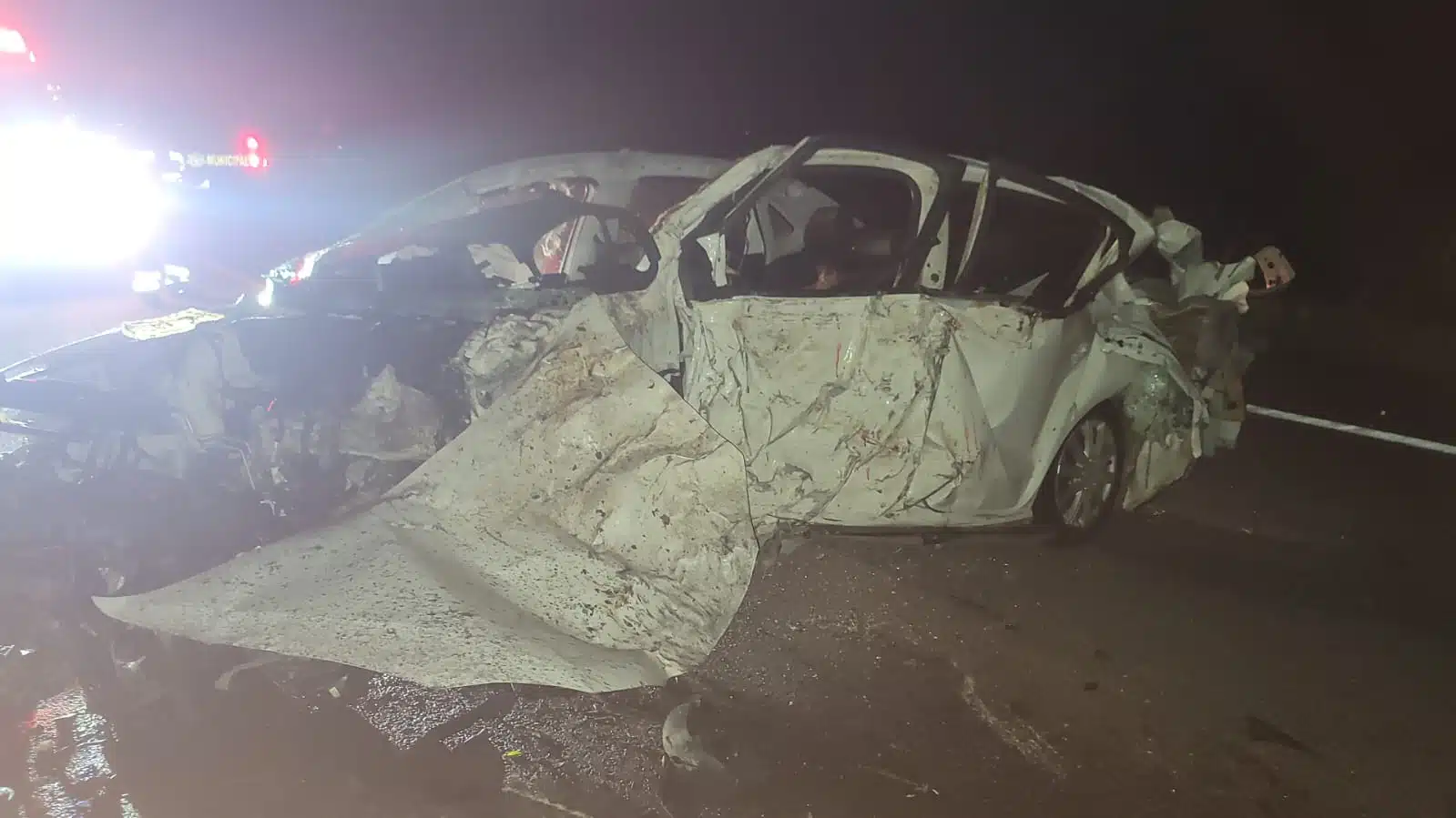 Auto destrozado tras chocar contra una vaca en carretera de Escuinapa