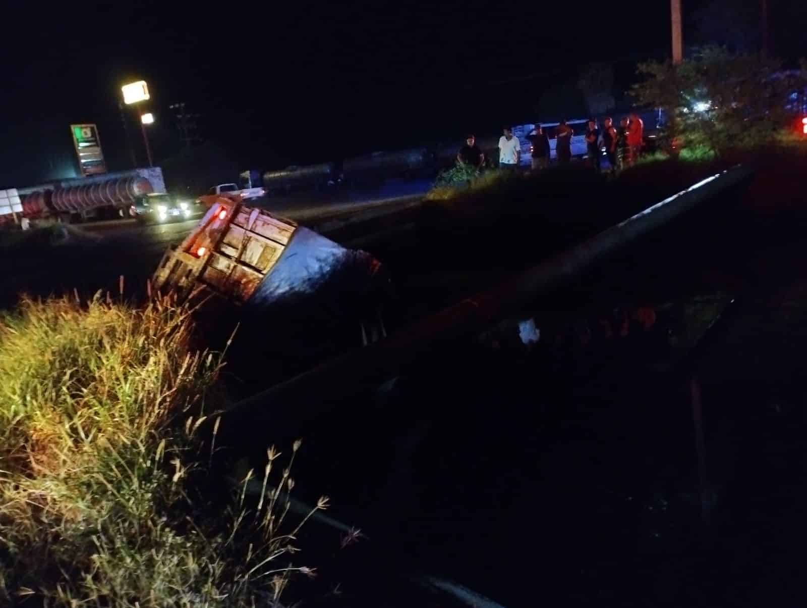 Accidente en puente del canal lateral 18 en Ahome