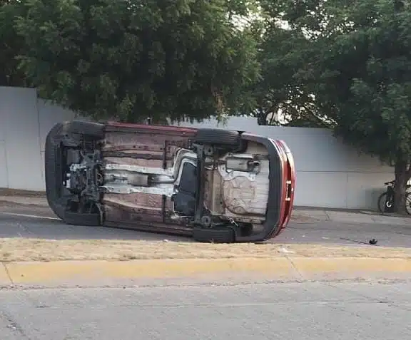 Carro volcado de un lado