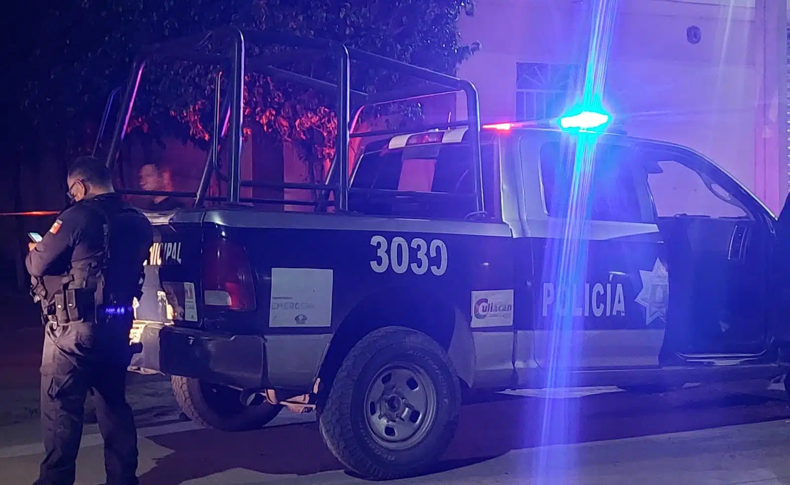 Agentes afuera de una patrulla de la Policía Municipal de Culiacán