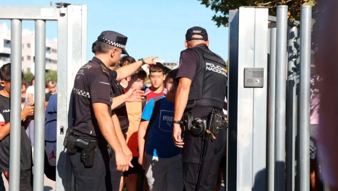 Adolescente acuchilla a maestros y compañeros en España