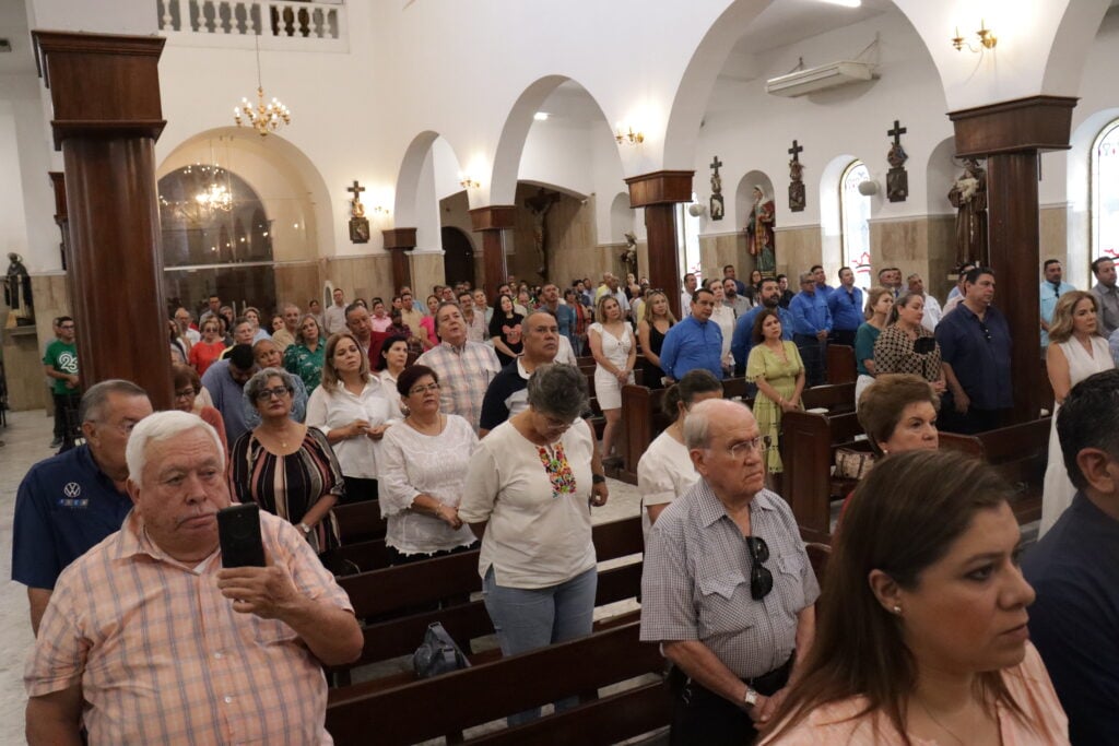 Agricultores durante misa en iglesia Sagrado Corazón en Los Mochis