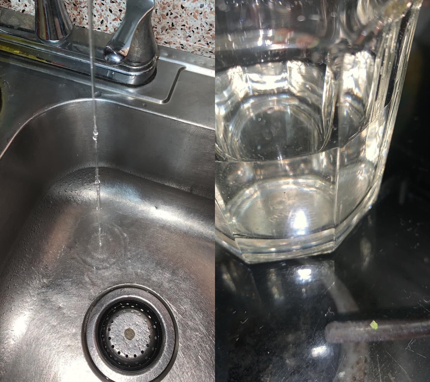 Chorro de agua y vaso con agua