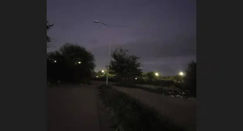 Calle sin luz y luces al fondo