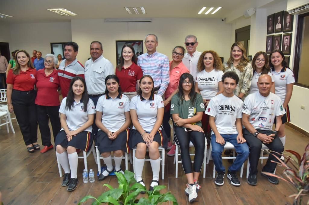 Gerardo Vargas Landeros atendió a un grupo de estudiantes y deportistas destacados.