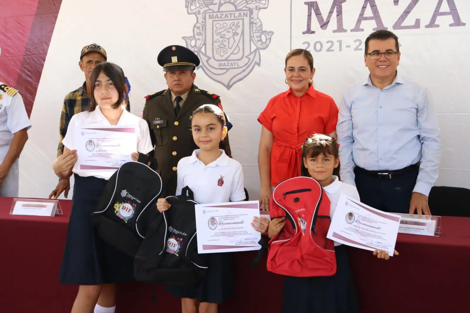 Alcalde de Mazatlán durante lunes cívico en una escuela primaria