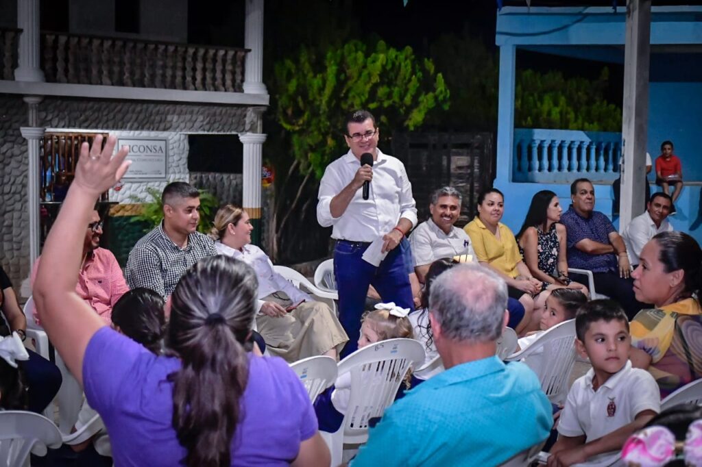 Alcalde de Mazatlán con habitantes de El Puente de El Quelite en la techumbre de la comunidad