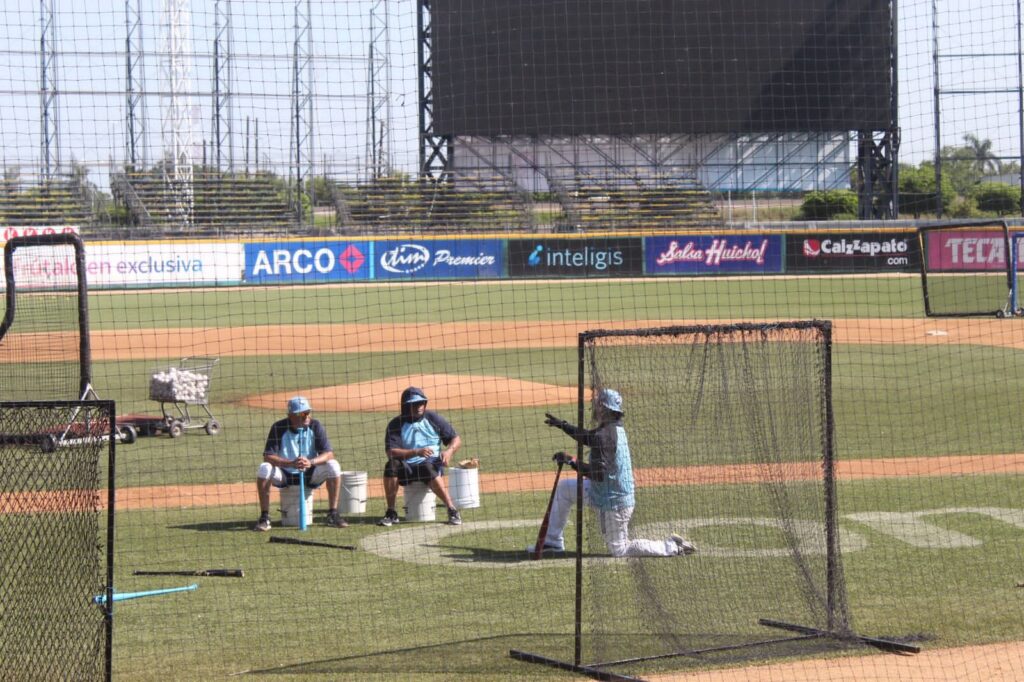 Personas entrenando en una cancha de Beisbol