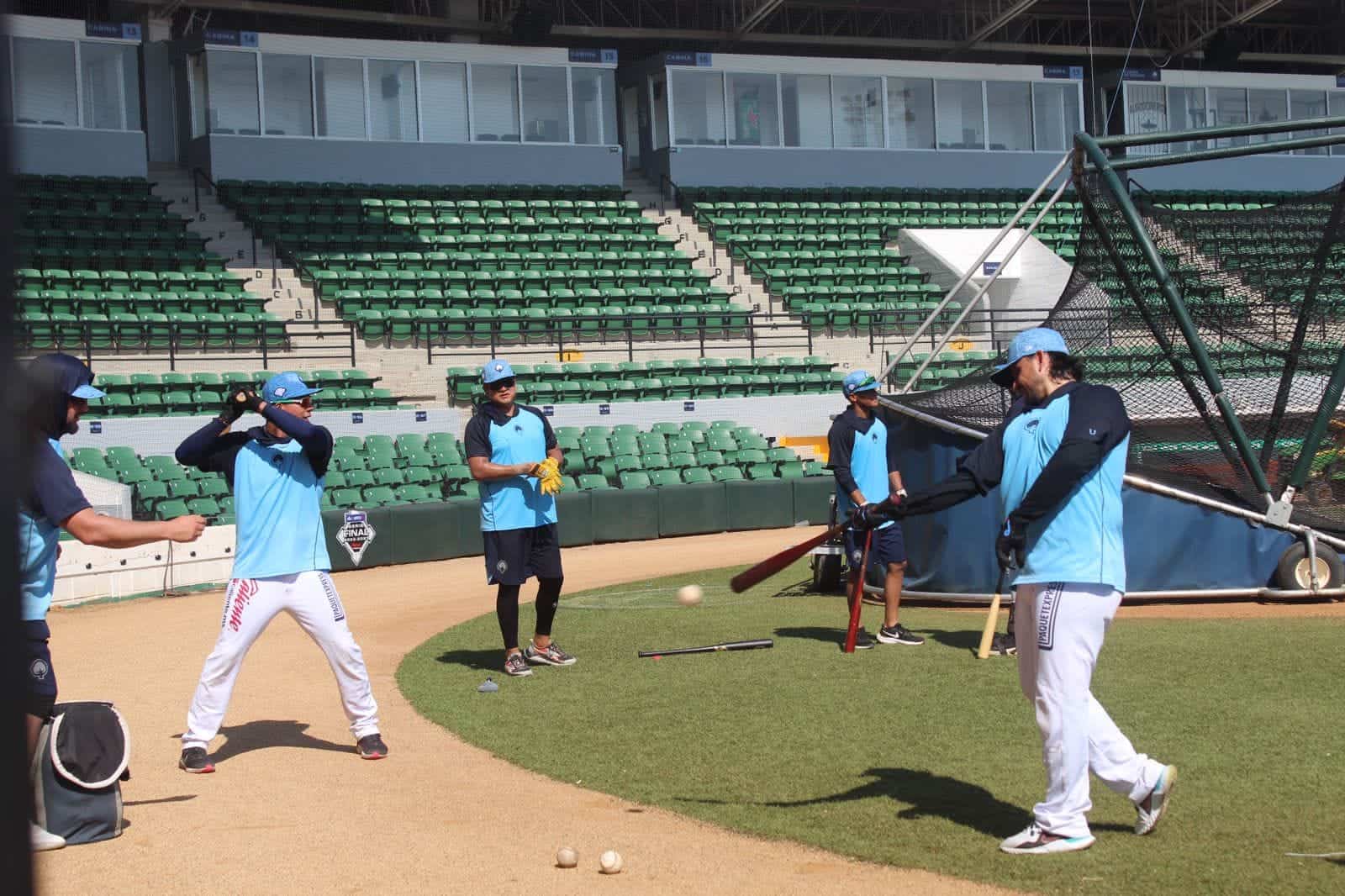 Personas entrenando en una cancha de Beisbol