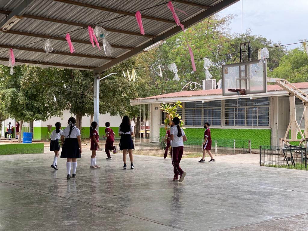 Alumnos bajo techumbre en una escuela primaria de Sinaloa